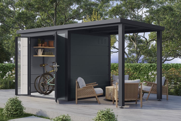 Modernes Gartenhaus mit integriertem überdachtem Sitzbereich, Fahrrädern und Gartenmöbeln im Garten.