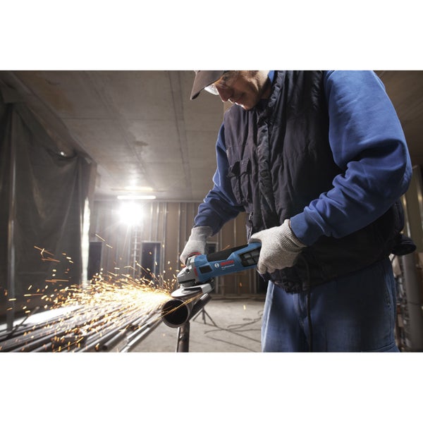 Heller Holzboden in einer modernen Küche mit Kochinsel und Essbereich