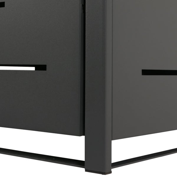 Detailansicht eines Sichtschutzelements mit horizontalen Schlitzen und Metallrahmen.