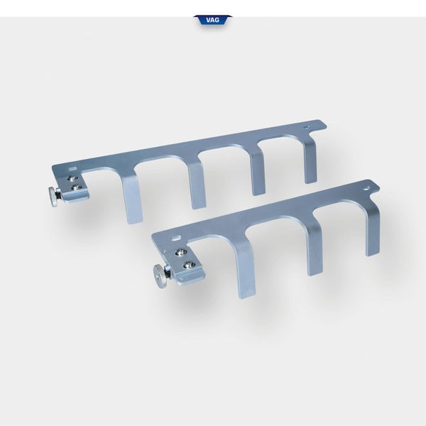Zwei Metallhalterungen