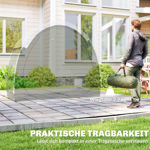 Ein Mann trägt eine kompakte grüne Tragetasche auf einer Terrasse, was die einfache Transportierbarkeit und das Gewicht von 2,2 Kilogramm zeigt.