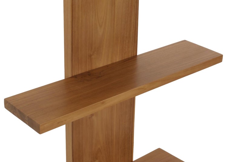 Detailansicht eines Holzregals mit Regalböden