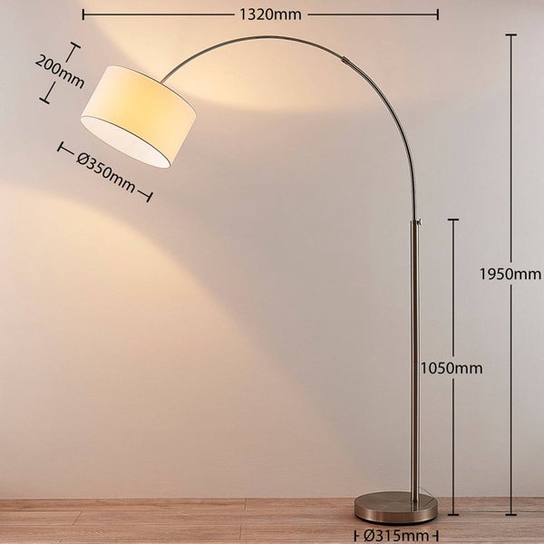 Bogenleuchte mit den Maßen 1320 Millimeter Breite und 1950 Millimeter Höhe