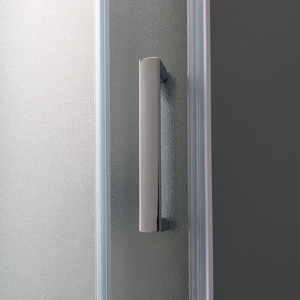 Detailansicht einer Duschkabine mit Griff und Glas