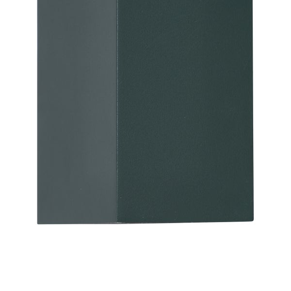 Detail einer dunkelgrünen, matt beschichteten Metalloberfläche.