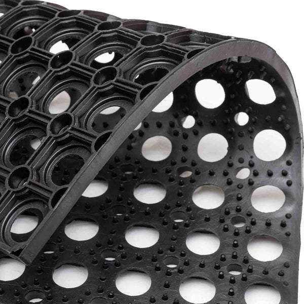 Schwarze Gummimatte mit Löchern für den Außenbereich
