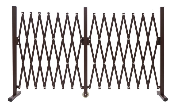 Braunes, ausziehbares Absperrgitter aus Metall in Scherenform mit drei Standpfosten und einer mittigen Laufrolle.