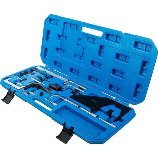 Werkzeugsatz für Motorreparaturen in geöffnetem Werkzeugkoffer