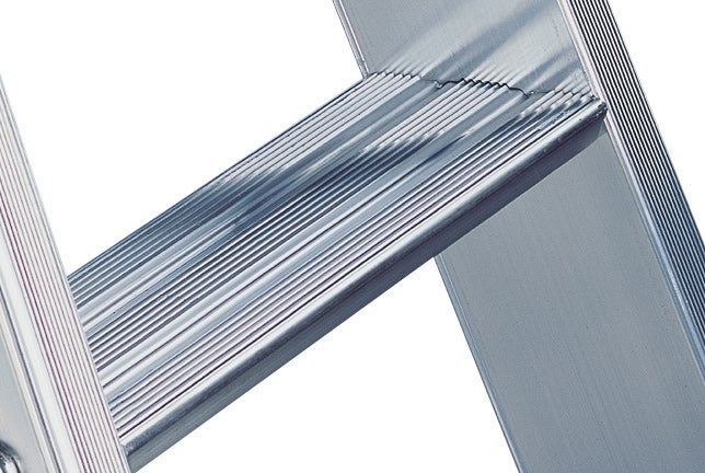 Detailaufnahme einer Aluminiumleiter mit geriffelten Sprossen für erhöhte Trittsicherheit