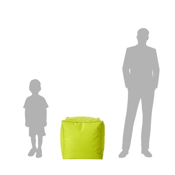 Quadratischer Sitzhocker als Sitzsack mit Größenvergleich zwischen Erwachsenem und Kind.