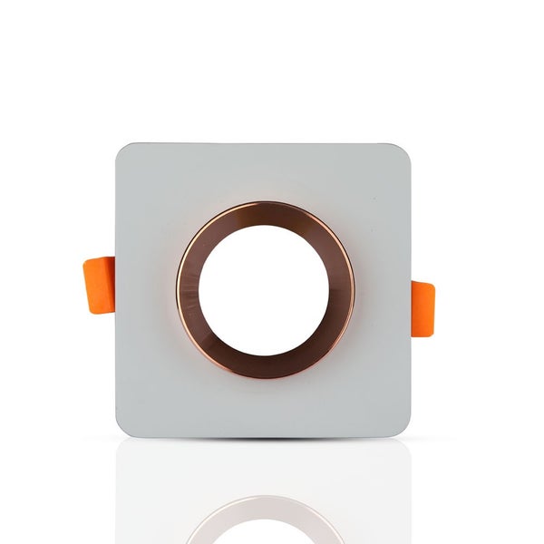 Quadratischer Einbaustrahler-Rahmen in Weiß mit rundem Innenring in Kupferoptik und orangefarbenen Montageklammern.