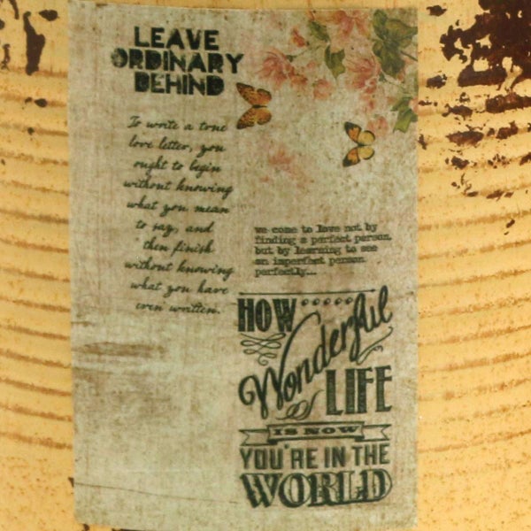 Dekoratives Schild mit aufgedrucktem Text und Schmetterlingsmotiven