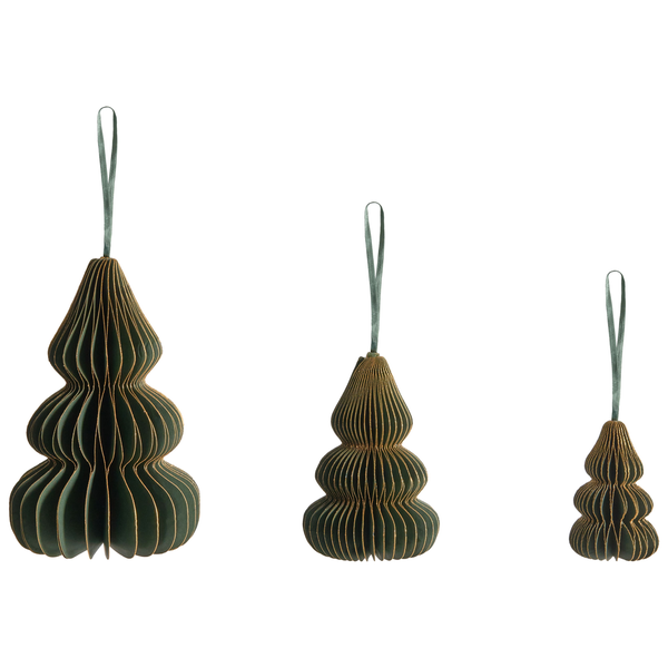 Drei Tannenbaum-Anhänger aus Papier in verschiedenen Größen mit goldenen Kanten und Aufhängeschlaufen.
