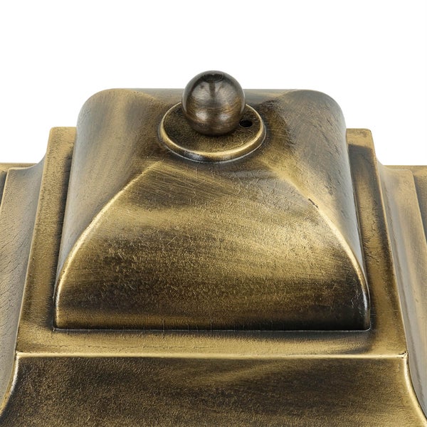 Detailaufnahme einer bronzefarbenen Außenleuchte