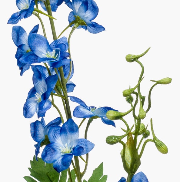 Künstlicher Rittersporn mit blauen Blüten und grünen Knospen, künstliche Blume für Dekoration.