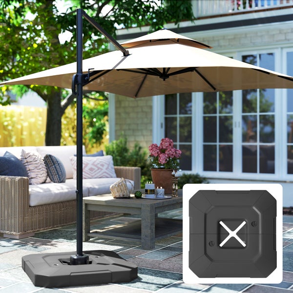 Schwarzer quadratischer Sonnenschirmständer für Ampelschirme auf einer Terrasse mit Gartenmöbeln.