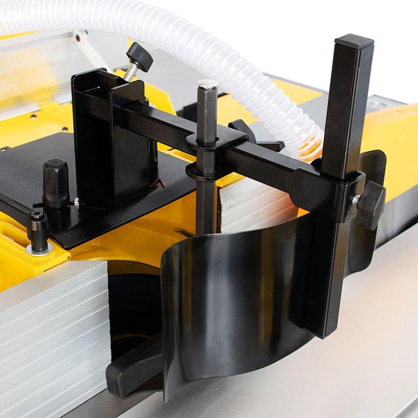 Detailansicht einer Holzfräsmaschine mit Absaugvorrichtung