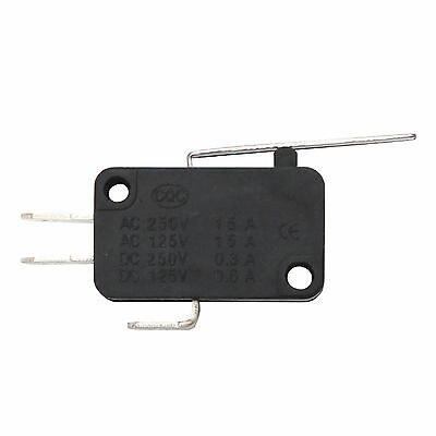 Elektrischer Mikroschalter mit Hebelarm und Metallanschlüssen für Schaltanwendungen.