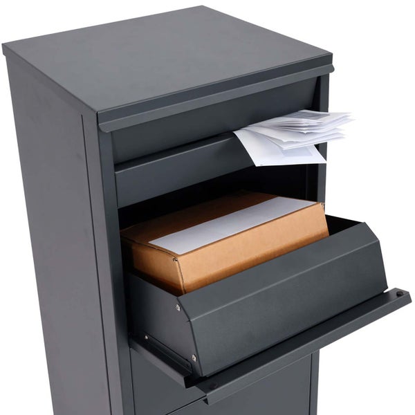 Briefkasten mit Briefen und Paket