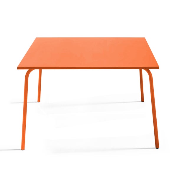 Rechteckiger Gartentisch aus Metall in Orange mit vier Beinen.