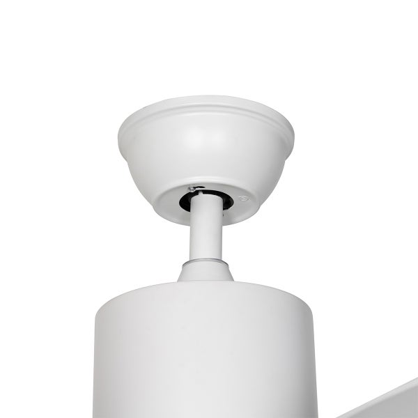 Deckenhalterung und Motorgehäuse eines weißen Deckenventilators aus Metall.