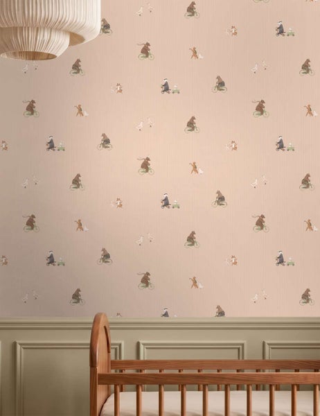 Kindertapete mit Waldtiermotiven wie Bären auf Fahrrädern auf einem gestreiften Hintergrund in einem Kinderzimmer mit einem Kinderbett