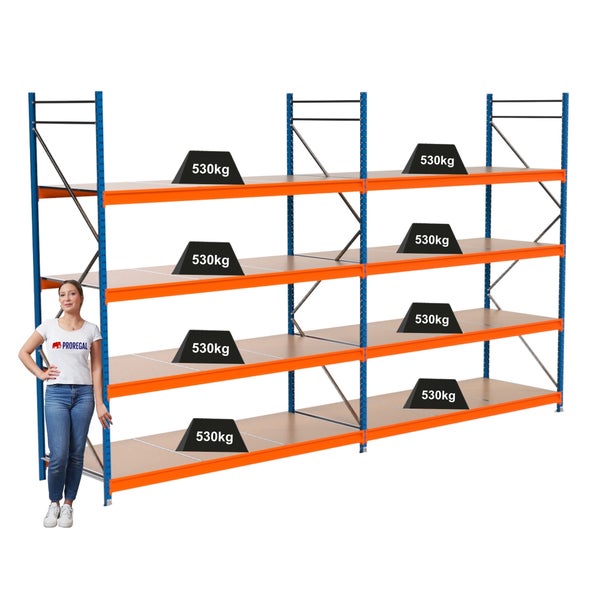 Lagerregal mit mehreren Ebenen und einer Traglast von 530 Kilogramm pro Ebene, mit einer Frau zur Größenreferenz.