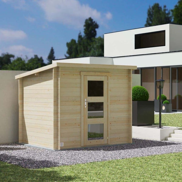 Gartenhaus aus hellem Holz mit Pultdach und einer Tür mit drei Glaseinsätzen in einem modern gestalteten Garten.