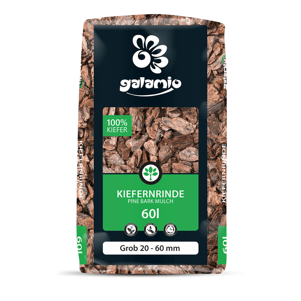 Nahaufnahme von Rindenmulch aus Nadelholz zur Bodenabdeckung.