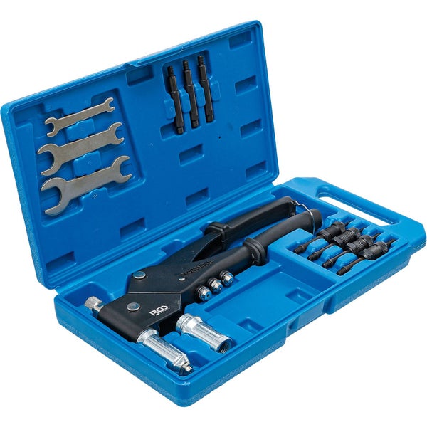 Blindnietzange im blauen Werkzeugkoffer