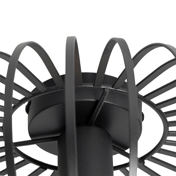 Detailansicht einer Deckenleuchte mit schwarzem Metallgestell