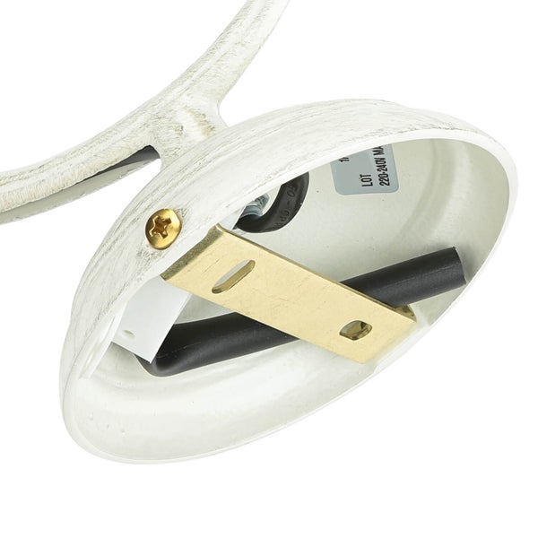 Detail einer Deckenleuchte mit Metallelementen für die Installation