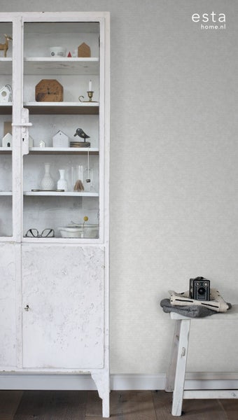 Szene mit einem weißen Vitrinenschrank, einer Bank und einer Tapete