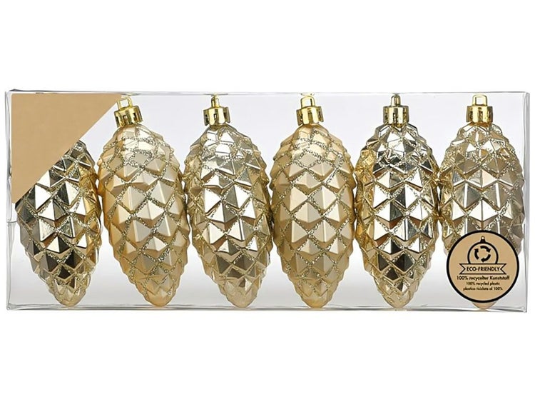 Set mit sechs tannenzapfenförmigen Weihnachtskugeln aus recyceltem Kunststoff mit glitzernder Oberfläche in der Verpackung.