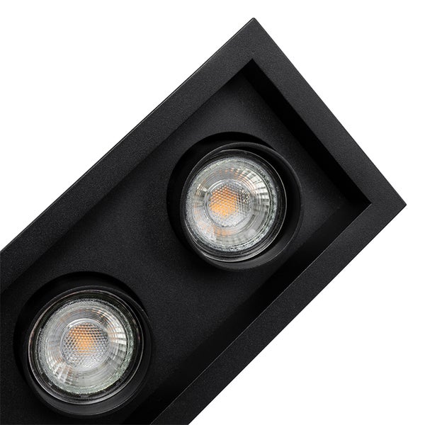 Zweiflammiger Deckenstrahler in Schwarz mit rechteckigem Rahmen und zwei LED-Spots.