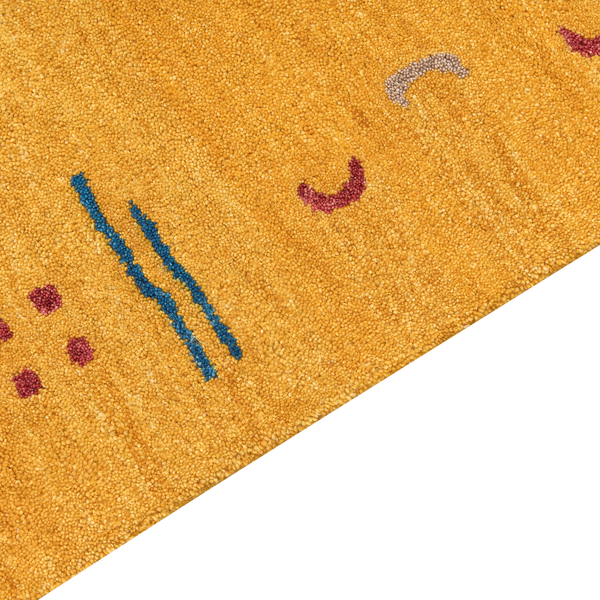 Detailansicht eines weichen, hochflorigen Teppichs mit abstrakten Mustern aus Linien und Punkten.