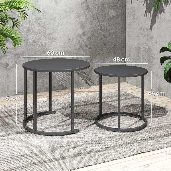 Zwei graue Gartentische aus Metall mit unterschiedlichen Größen stehen auf einem Teppich.