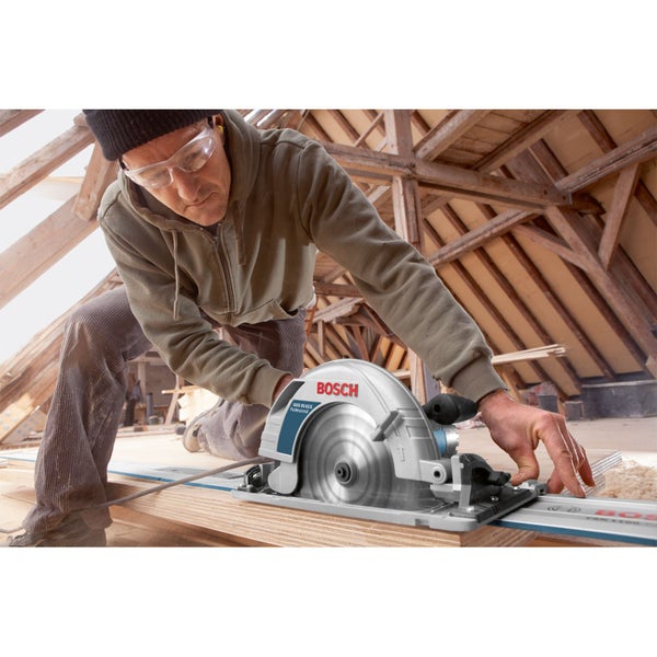 Bosch Professional Handkreissäge GKS 85 GCE beim Sägen von Holz auf einer Führungsschiene in einem Dachausbau.