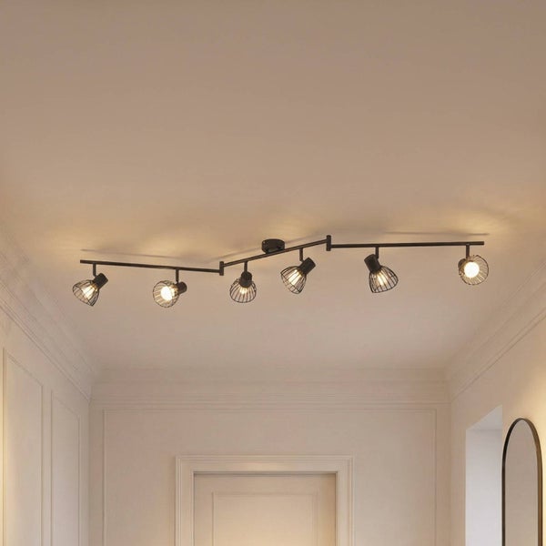 Deckenleuchte mit sechs Strahlern und Käfigschirmen an einer schwarzen Metallschiene.