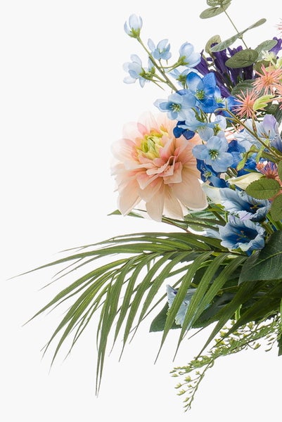 Künstlicher Blumenstrauß mit Rosen, Lilien und Dahlien in einer Vase aus Glas.