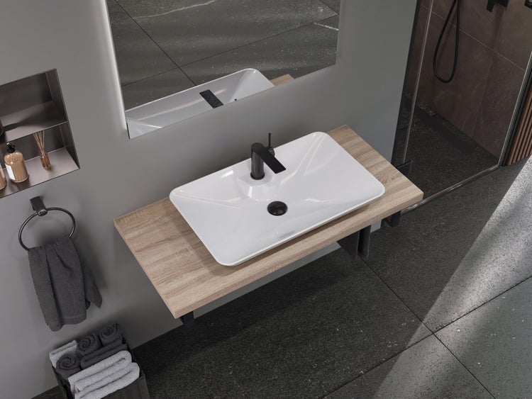 Modernes Badezimmer mit Waschbecken, Spiegel und Handtüchern