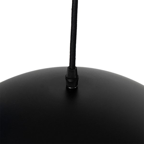 Detailaufnahme einer Pendelleuchte mit Textilkabel