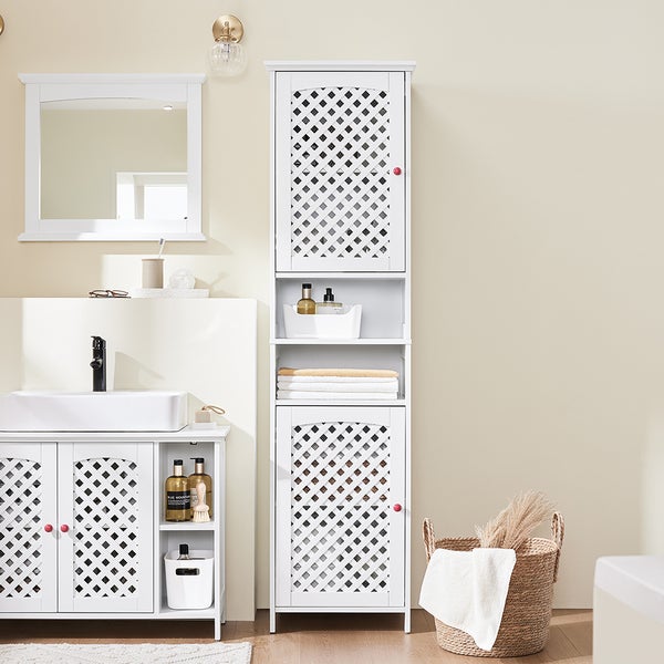 Badezimmer mit Waschtischunterschrank, Spiegel und Hochschrank mit Gittertüren