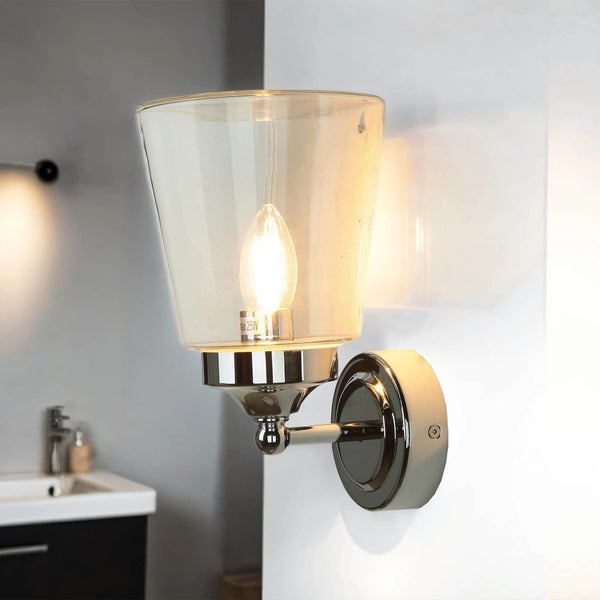 Wandleuchte mit Glasschirm im Badezimmer.