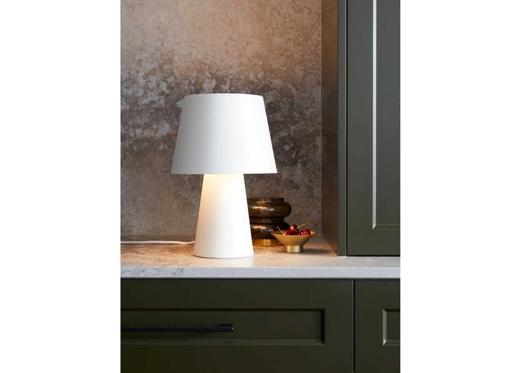 Moderne Tischleuchte mit kegelfoermigem Lampenfuss und Lampenschirm in einer Wohnkueche