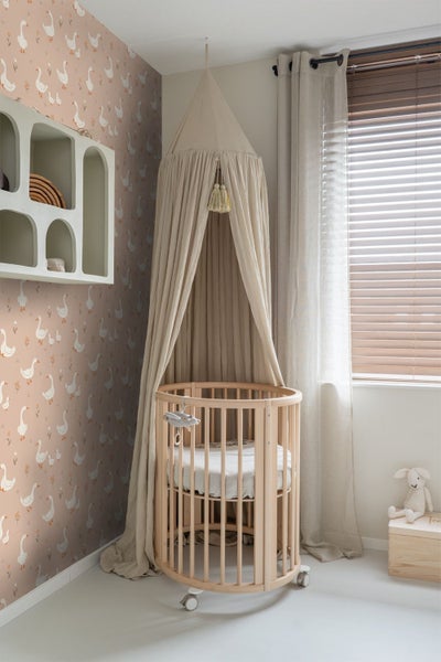 Kinderzimmer mit rundem Babybett, Baldachin und Tapete mit Gänsemuster