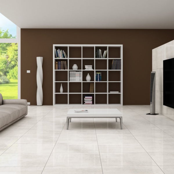 Helles Wohnzimmer mit Bücherregal, Couch und Fliesenboden