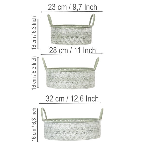Drei runde Metallkörbe mit Henkeln und Spitzenmuster. Maße: 23 Zentimeter, 28 Zentimeter und 32 Zentimeter breit, jeweils 16 Zentimeter hoch.