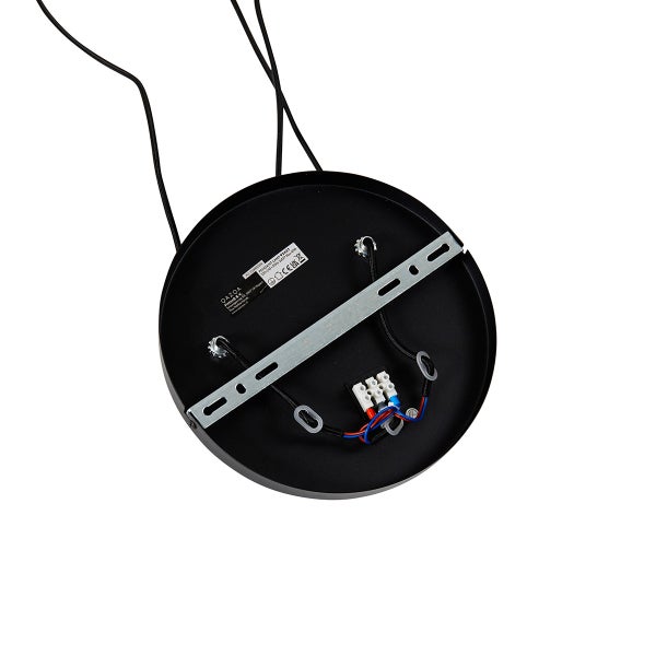 Detailansicht der Aufhängung einer Deckenleuchte mit Kabeln und Befestigungsmaterial