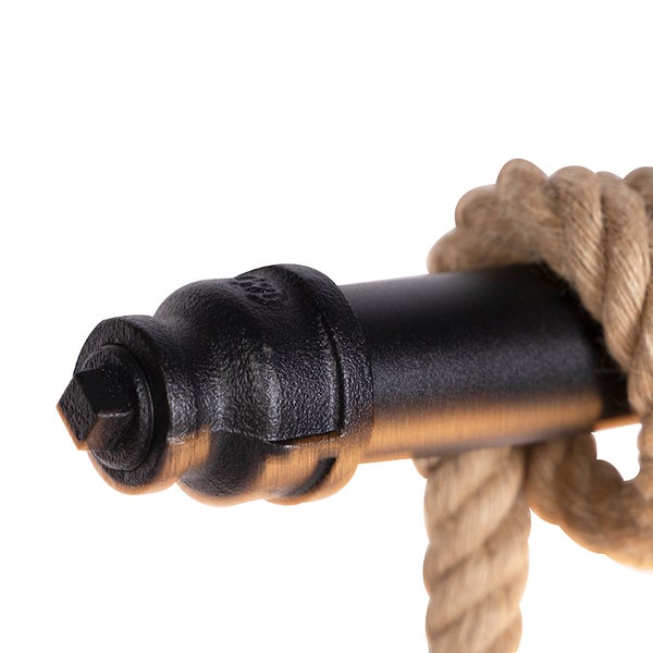 Detailaufnahme einer schwarzen Eisenrohrhalterung mit Seilbefestigung
